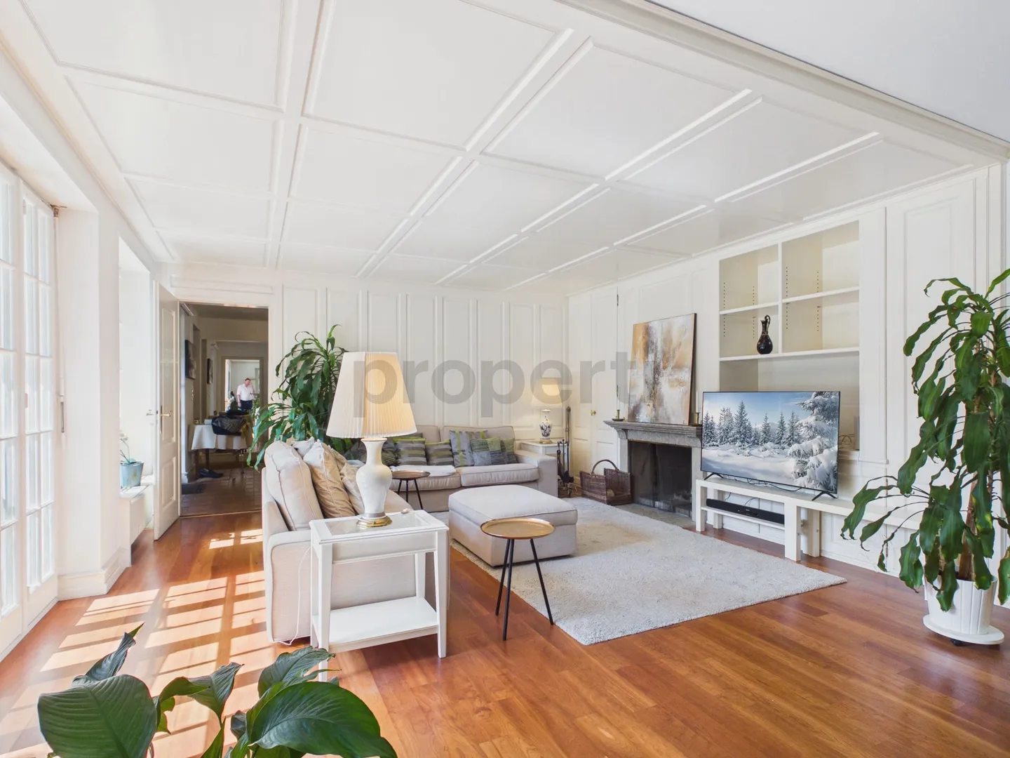 Discret de l'extérieur. Une villa très privée de 7,5 pièces avec une grande piscine et un beau jardin - Photo 1 sur 6