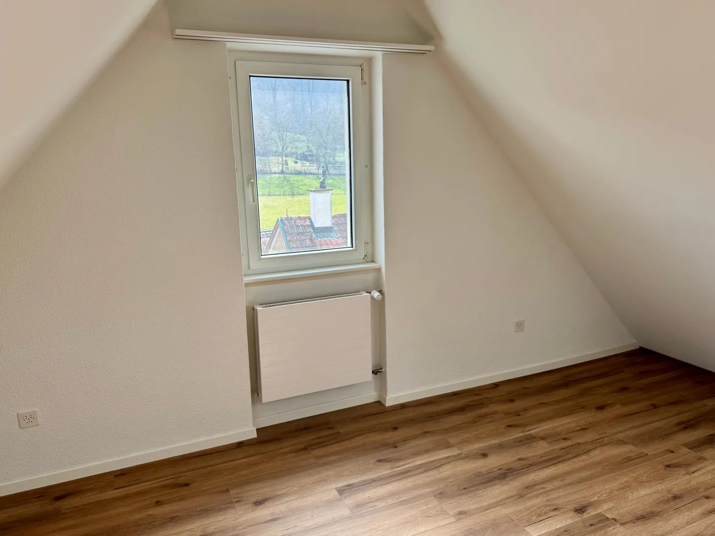 Charmante 4-Zimmer-Maisonette-Wohnung mit Dachgeschoss-Charme in Feuerthalen - Photo 4 of 9