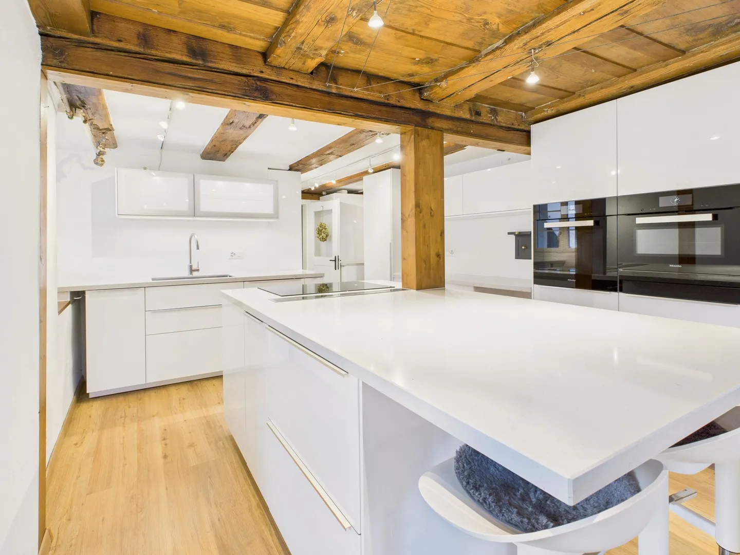 Historisches 8.5-Zimmer-Bauernhaus mit Charme, Pferdestall und grossem Garten in Attiswil - Foto 5 di 13