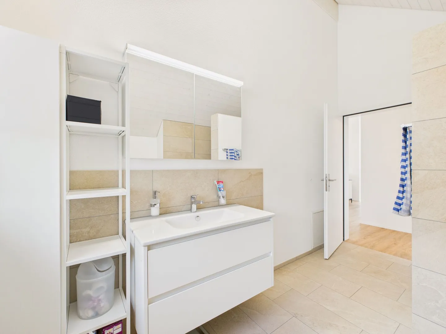 Moderne 3.5-Zimmer Dachwohnung mit Balkon in Hildisrieden - Foto 7 von 8