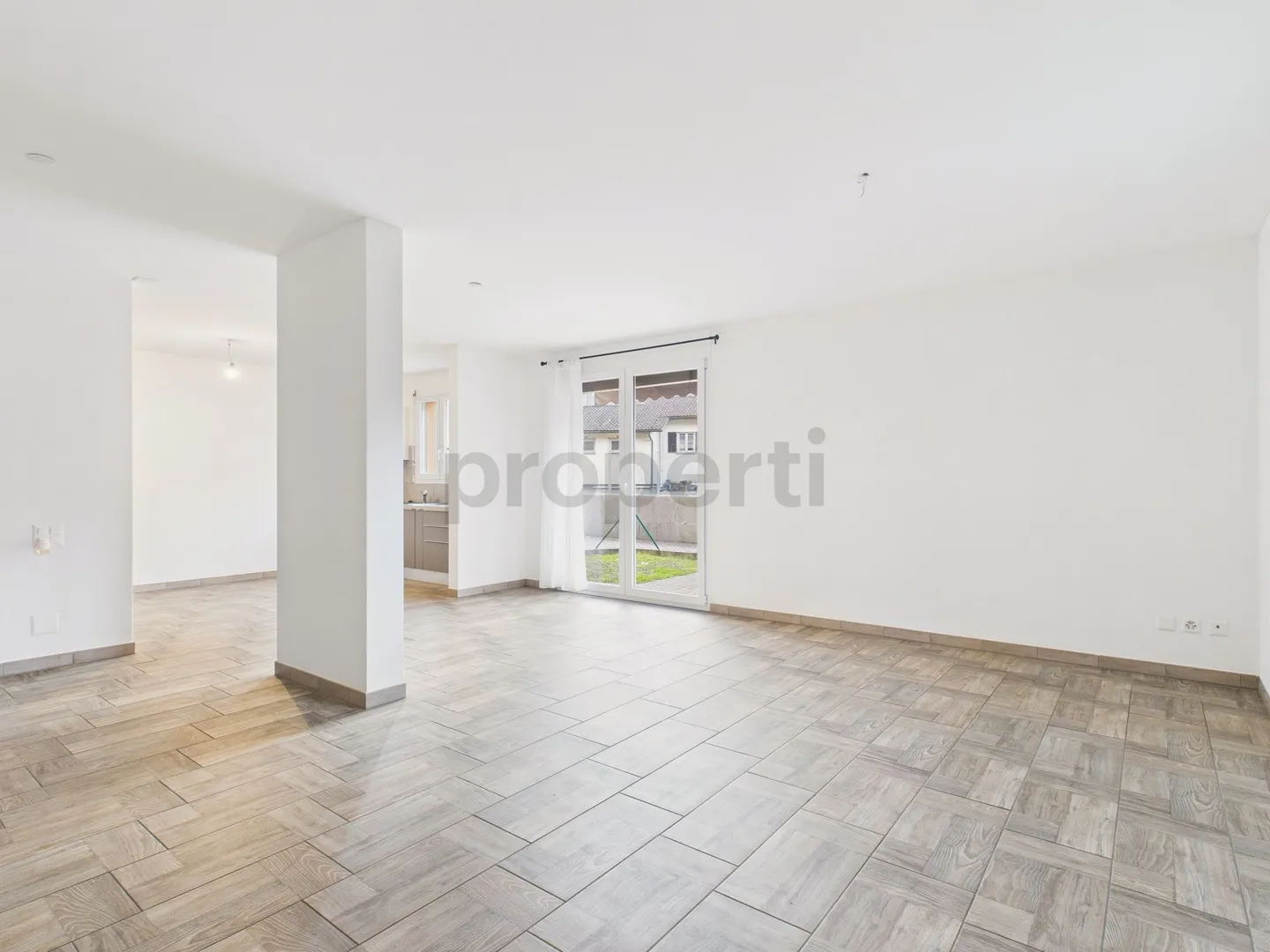 Moderna casa a schiera di 4.5 locali con giardino a Cresciano - Foto 2 di 13