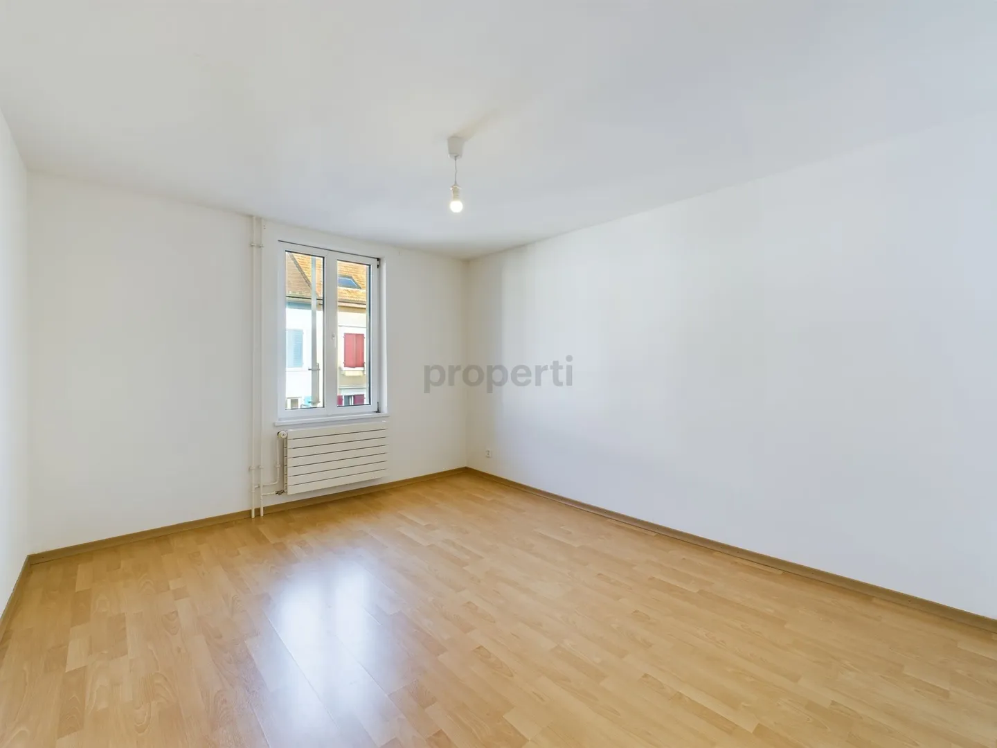 Charming 2.5-room apartment in a central location - Photo 2 of 6