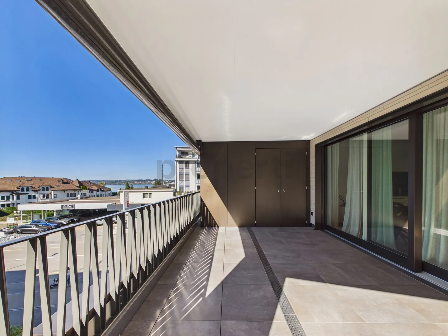 Appartement élégant de 3,5 pièces avec vue sur le lac et grand balcon - Photo 11 sur 12