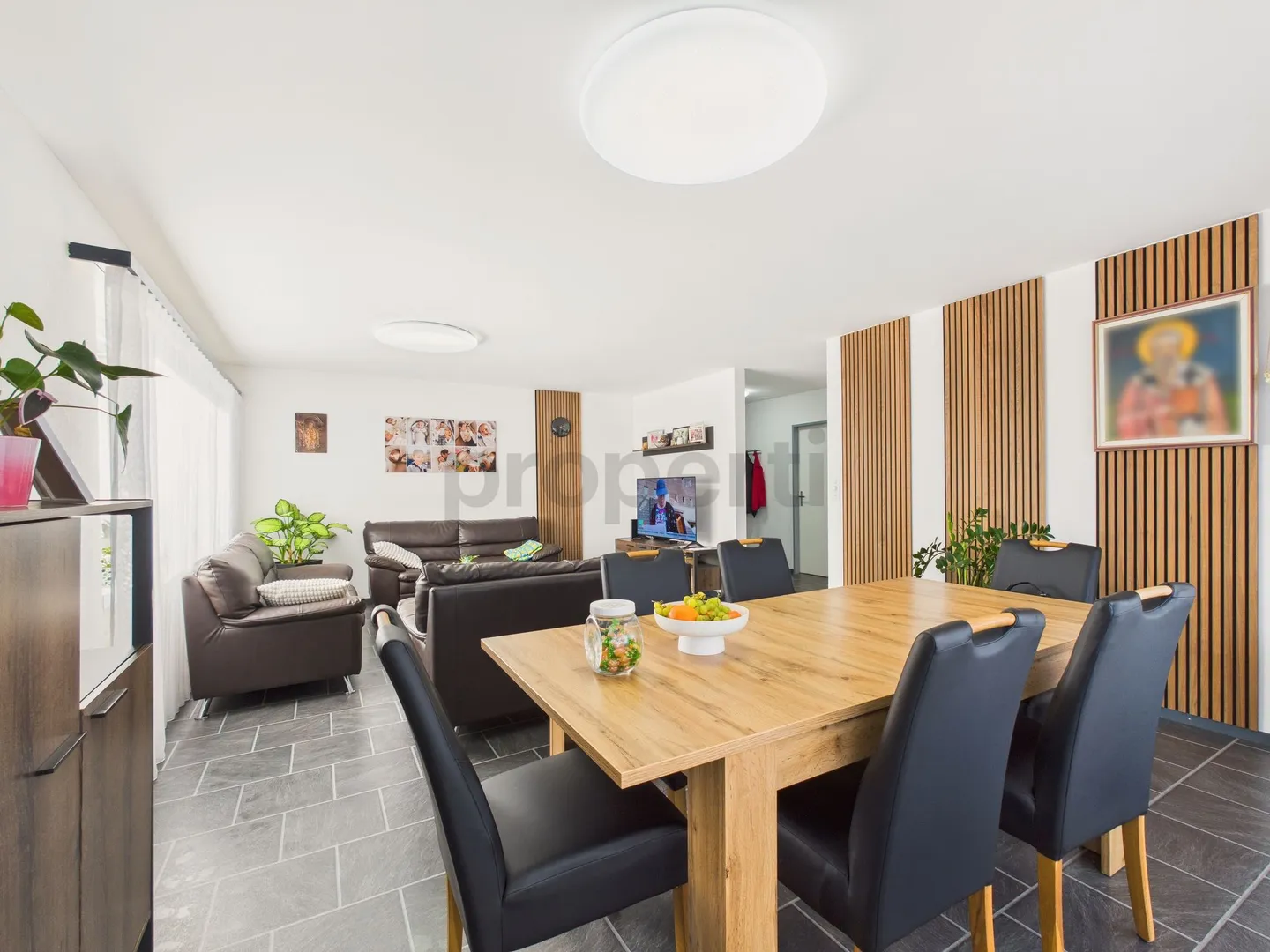 5.5-room apartment with spacious terrace and lake view - Photo 2 of 13