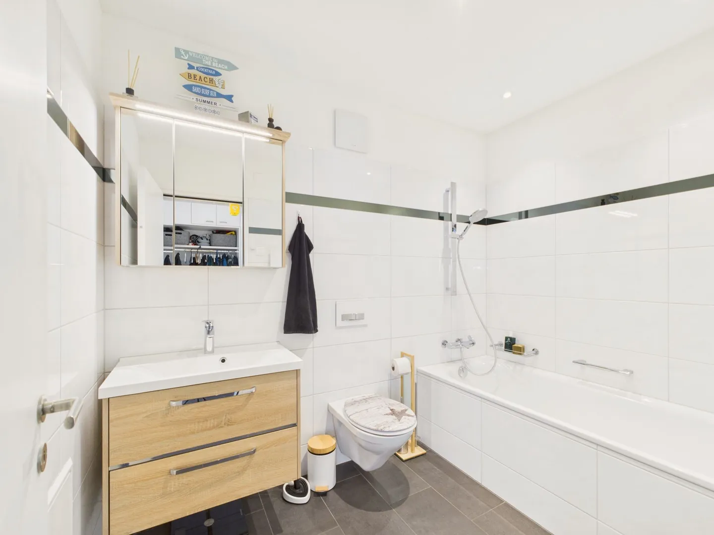 Helle, moderne 4.5-Zimmer-Wohnung mit einzigartiger Terrasse und Panorama-Aussicht in Spiez - Foto 7 di 11