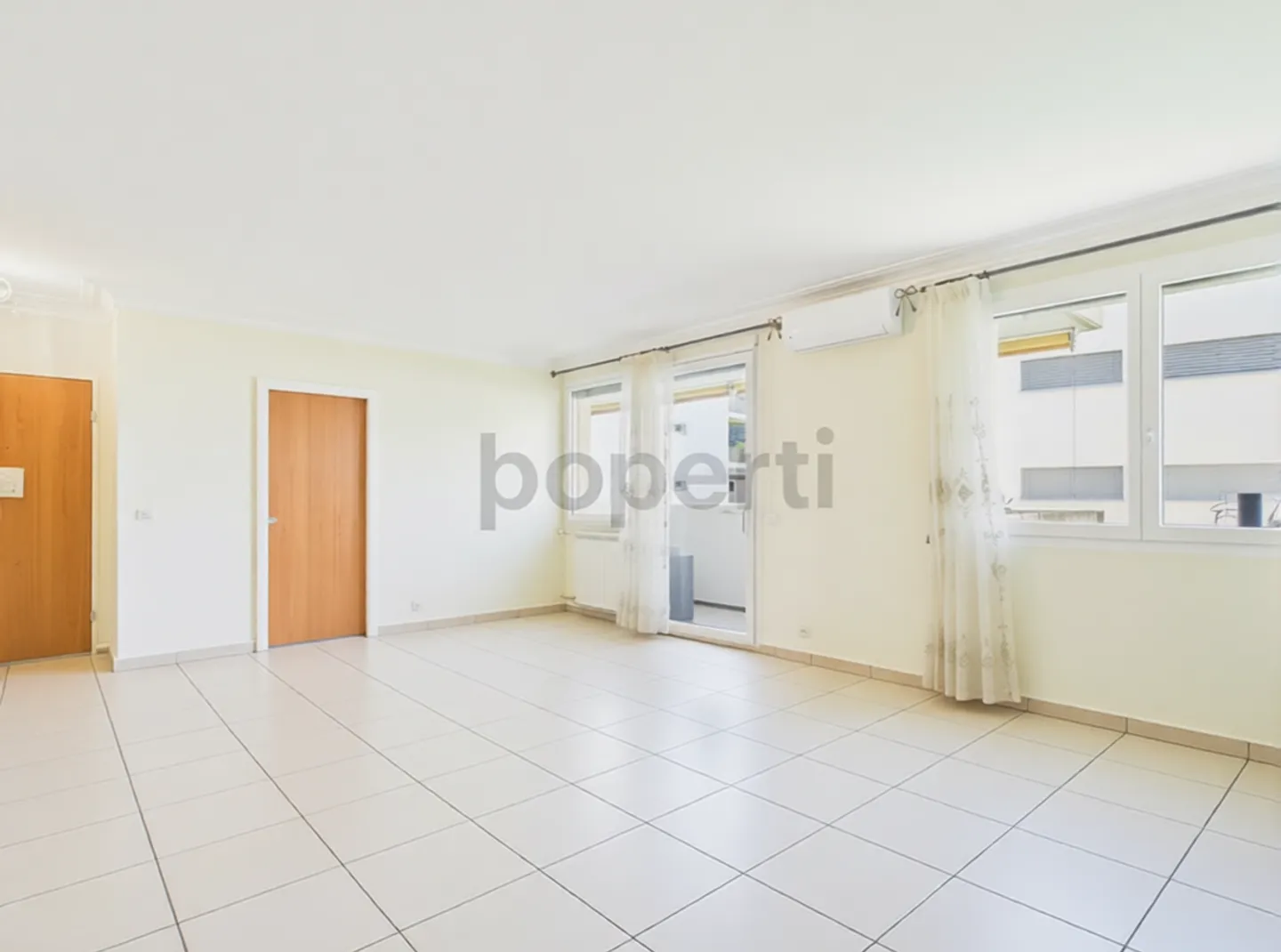 ELEGANT 4.5-ROOM APARTMENT With terrace and private laundry - Photo 1 of 13
