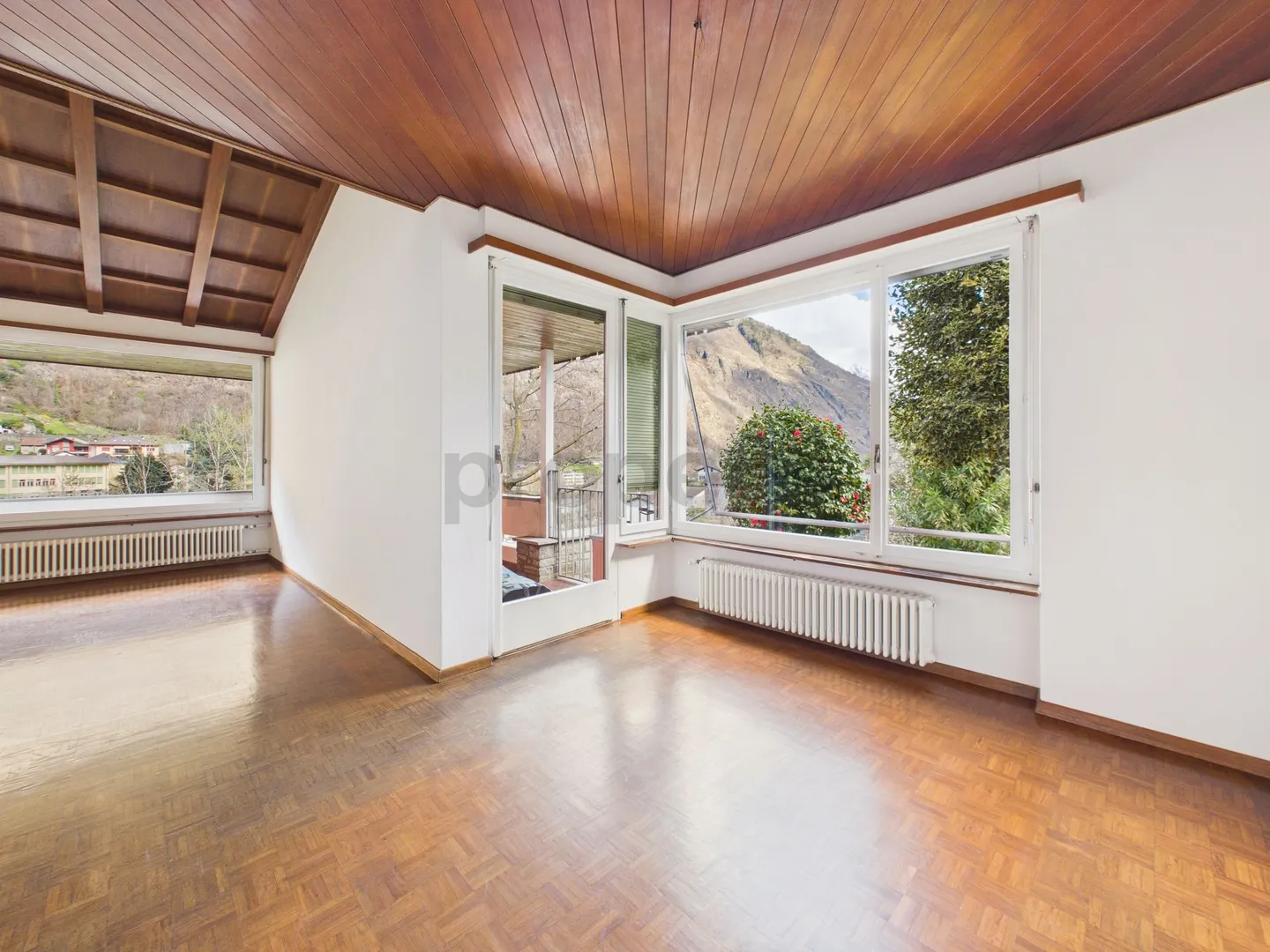 Luminoso appartamento in villa bifamiliare di 8 locali con ampio giardino a Giornico - Photo 4 of 13