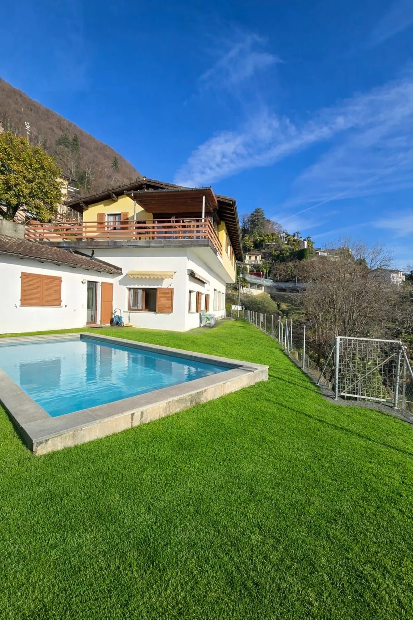 Brissago  Bifamiliare con vista lago, piscina e grande potenziale di sviluppo - Foto 1 von 13