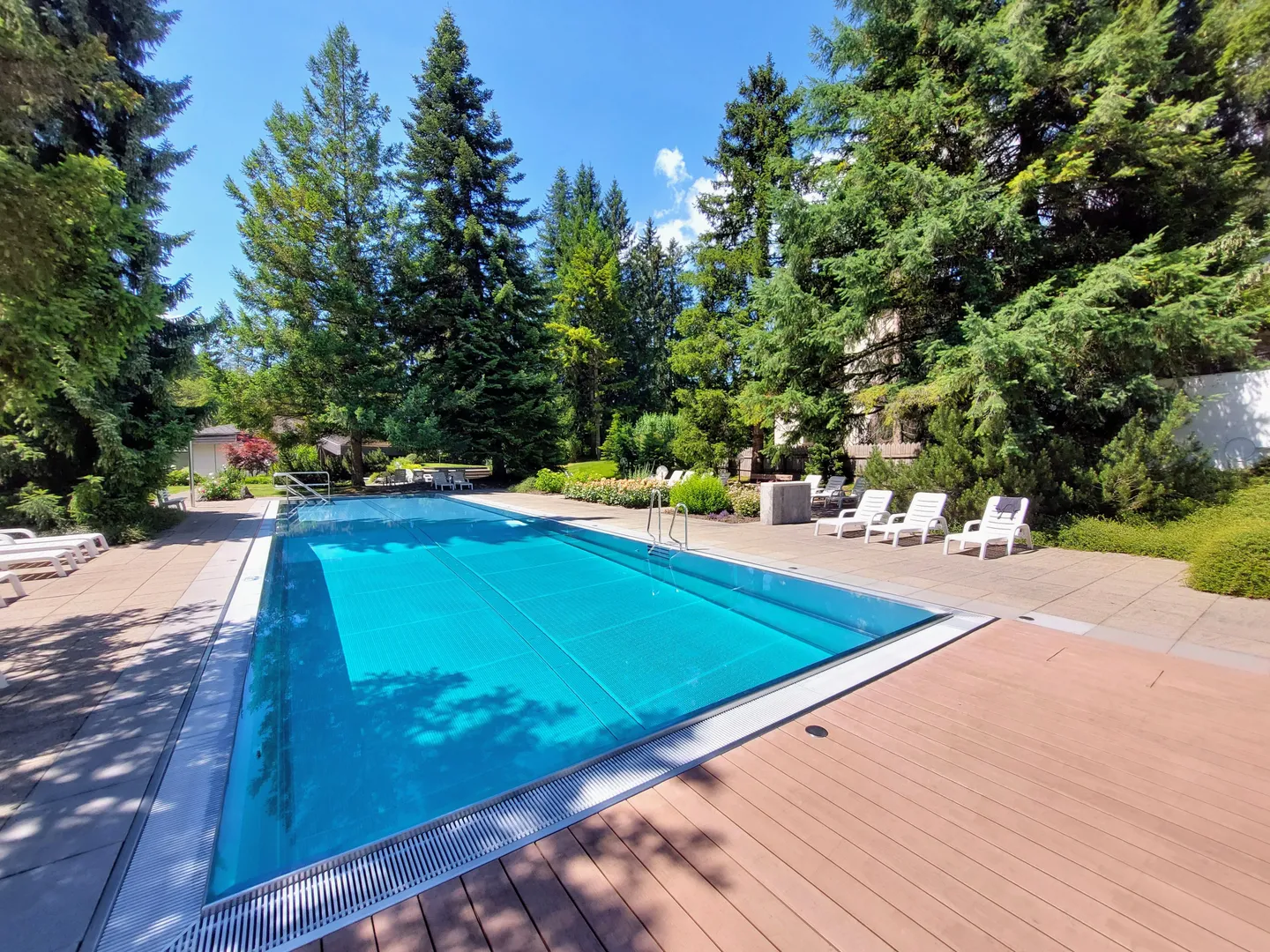 Sonnige Terrasse und exklusiver Zugang zu Pool- und Sportanlagen - Foto 1 von 11