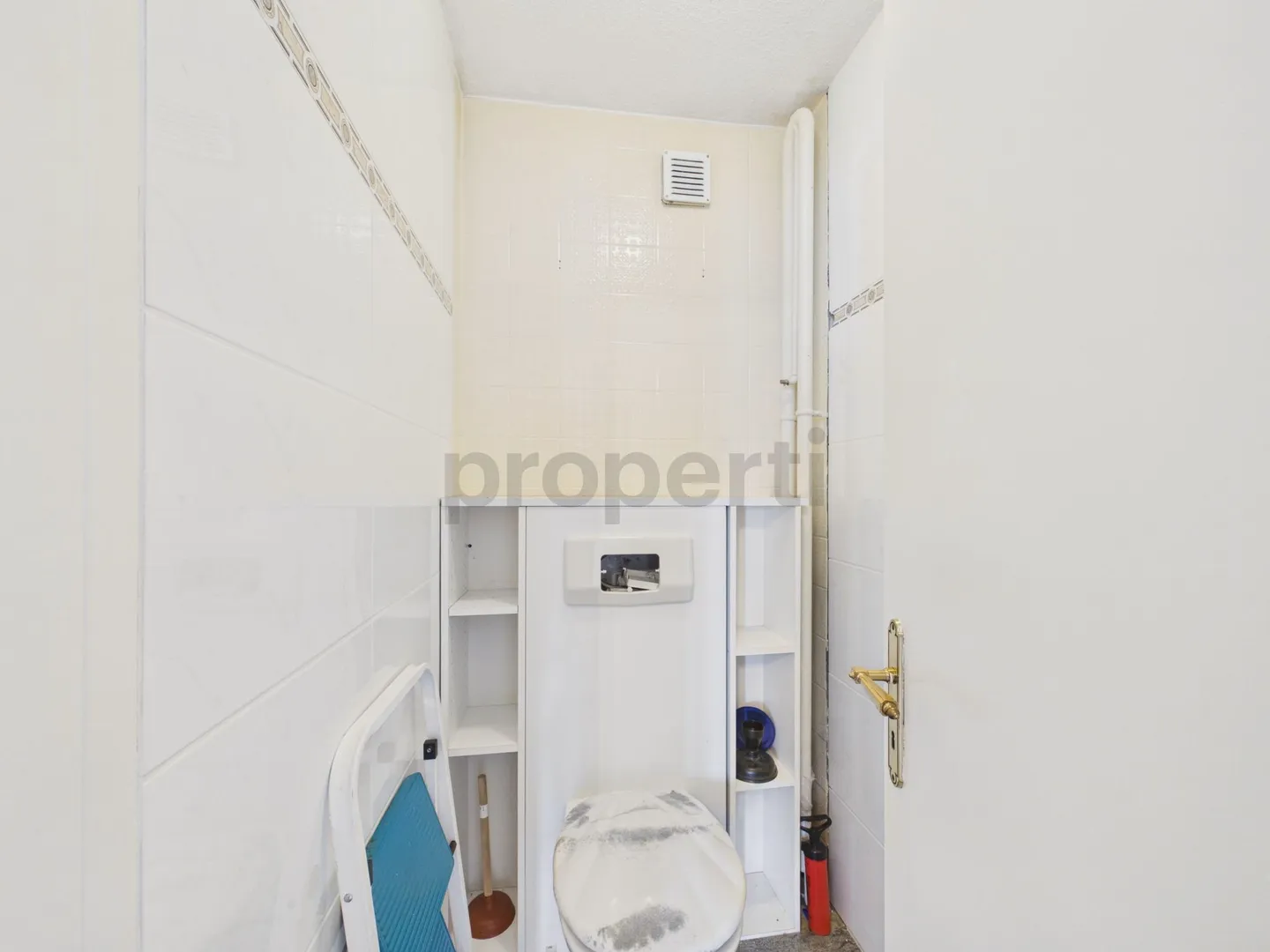 Sunny balcony, family-friendly location and private parking included - Photo 12 of 13