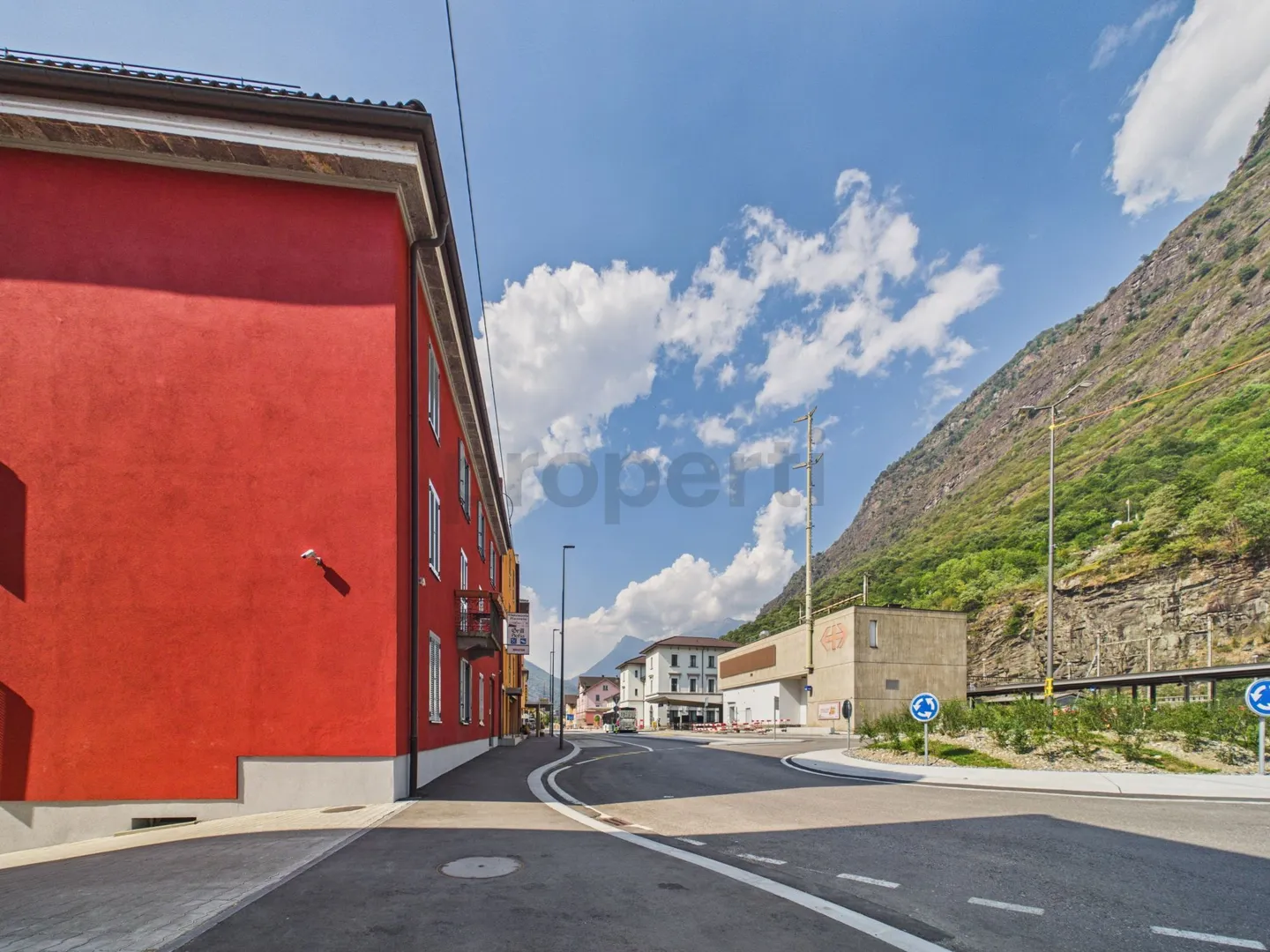 Opportunité d'investissement exclusive - Immeuble générant des revenus en face de la gare de Biasca - Photo 2 sur 10