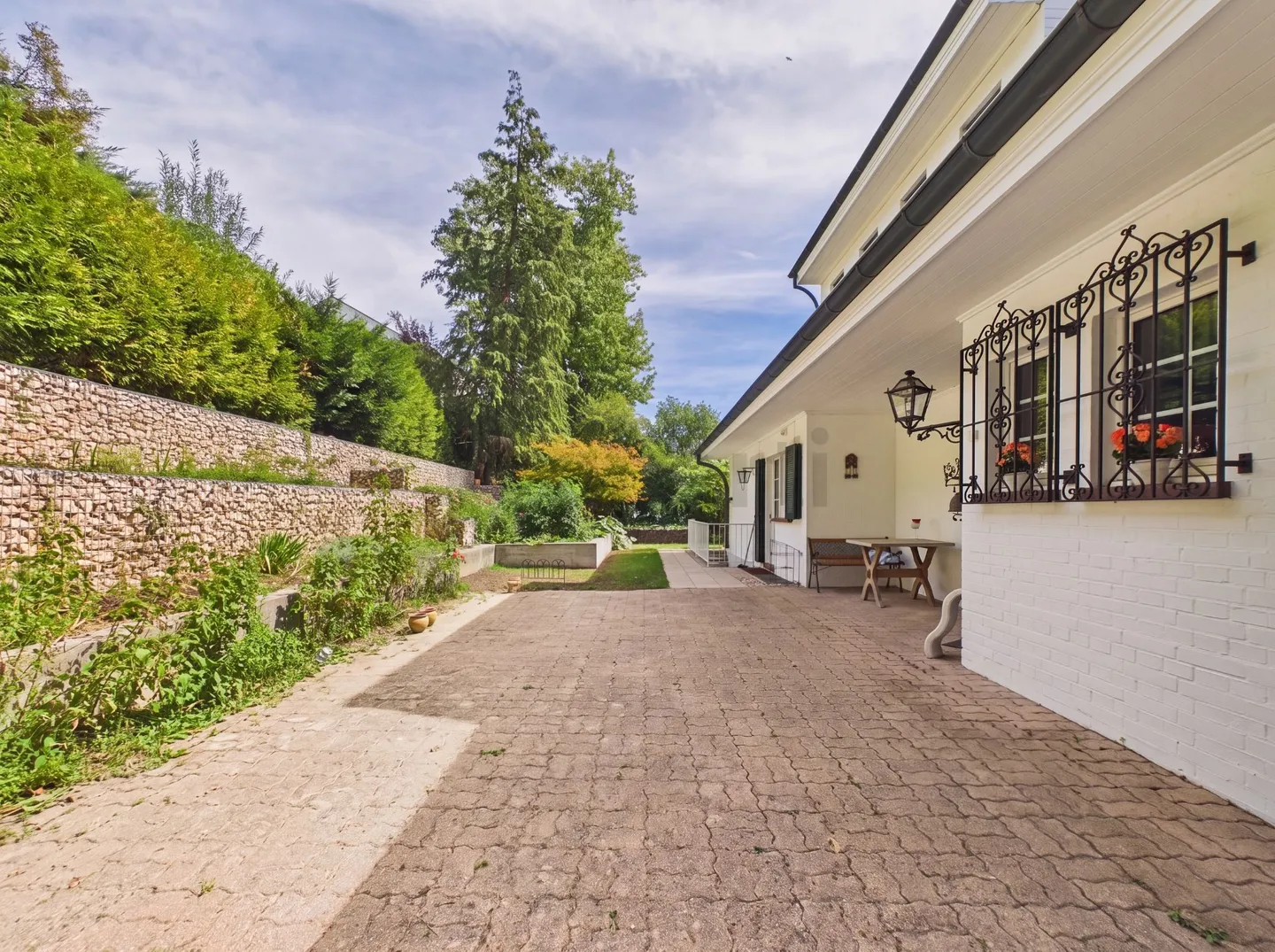 Private pool and stunning natural surroundings: 235 m² of living space, garage spaces and quick access to Basel - Photo 12 of 13