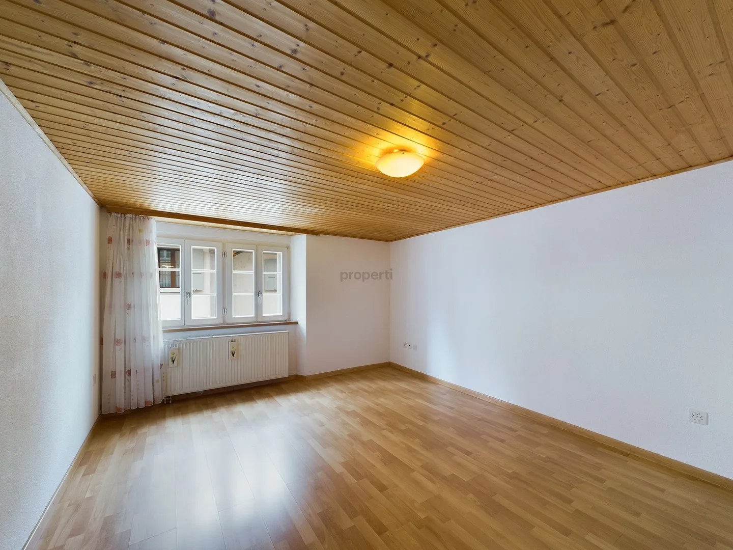 Dekorativer Kachelofen, grosszügiger Grundriss und viel Stauraum nahe am See - Foto 5 von 11