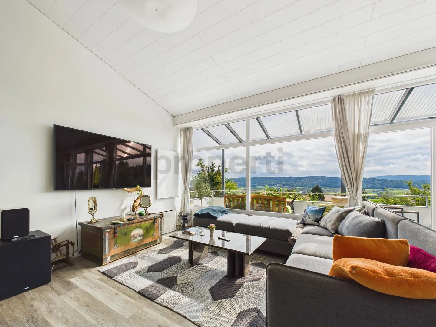 Inviting 6.5-room single-family house with three residential units and large plot in Boppelsen - Photo 1 of 13