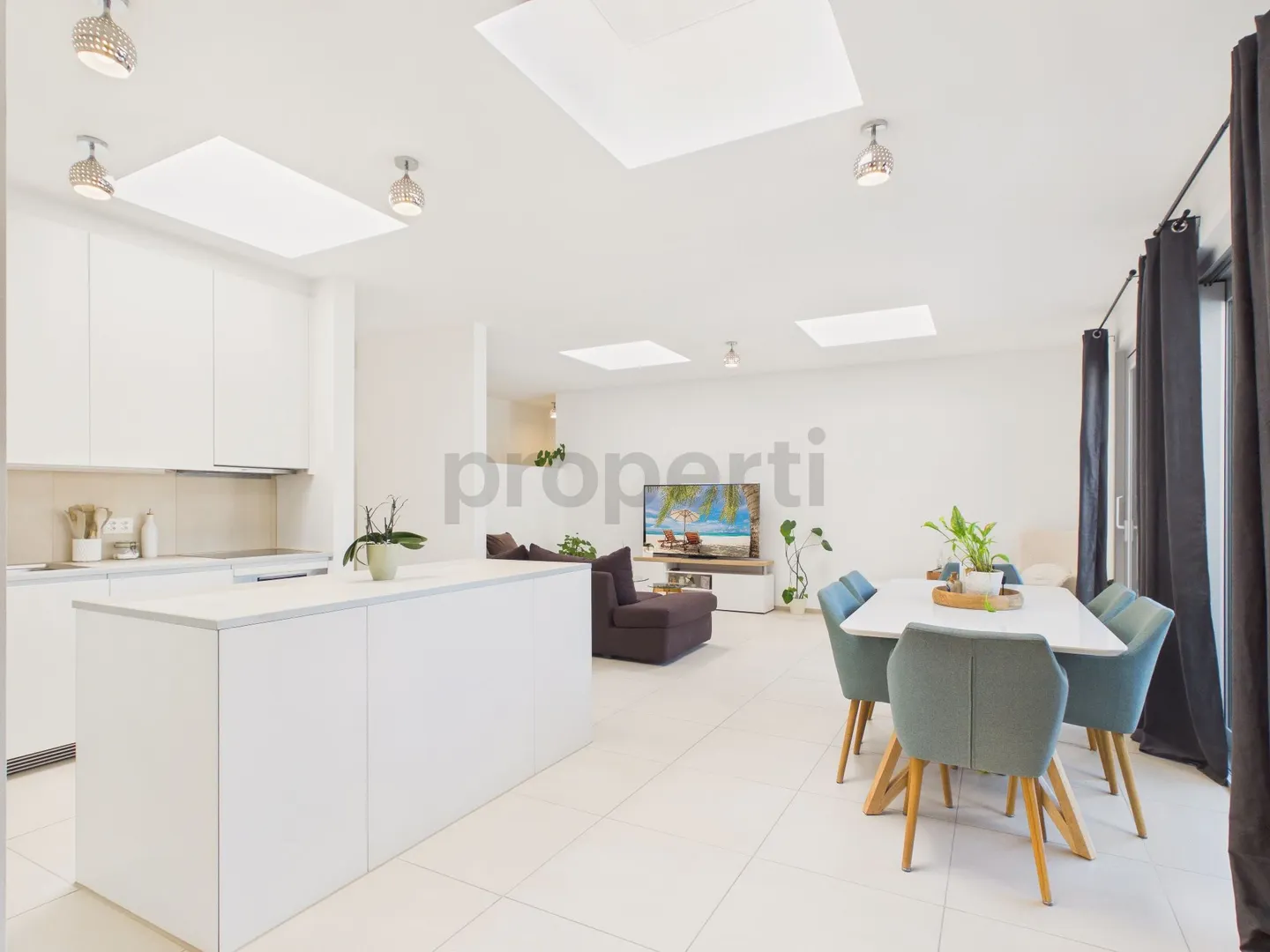 Vivere moderno con ingresso separato e ampio spazio per sedersi - Foto 1 di 13