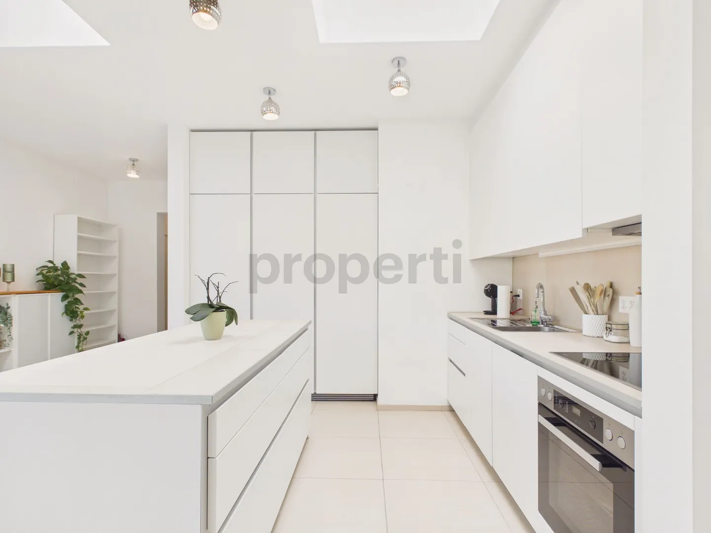 Vivere moderno con ingresso separato e ampio spazio per sedersi - Foto 2 di 13