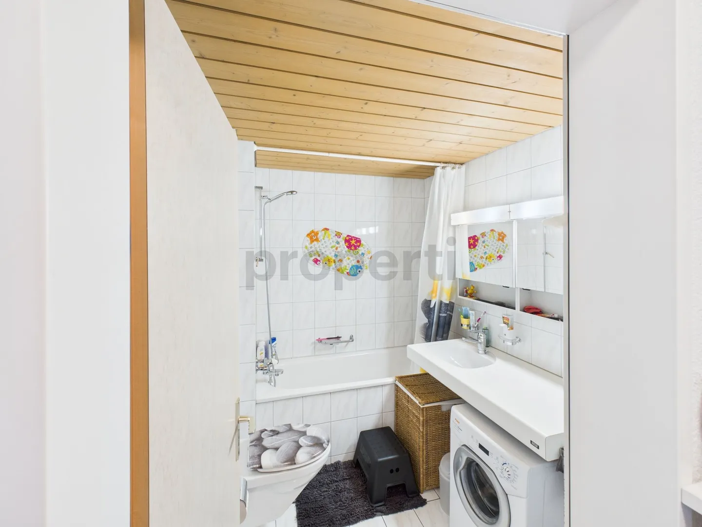Beautiful 3.5-room apartment in a central residential area in Mollis - Photo 8 of 11