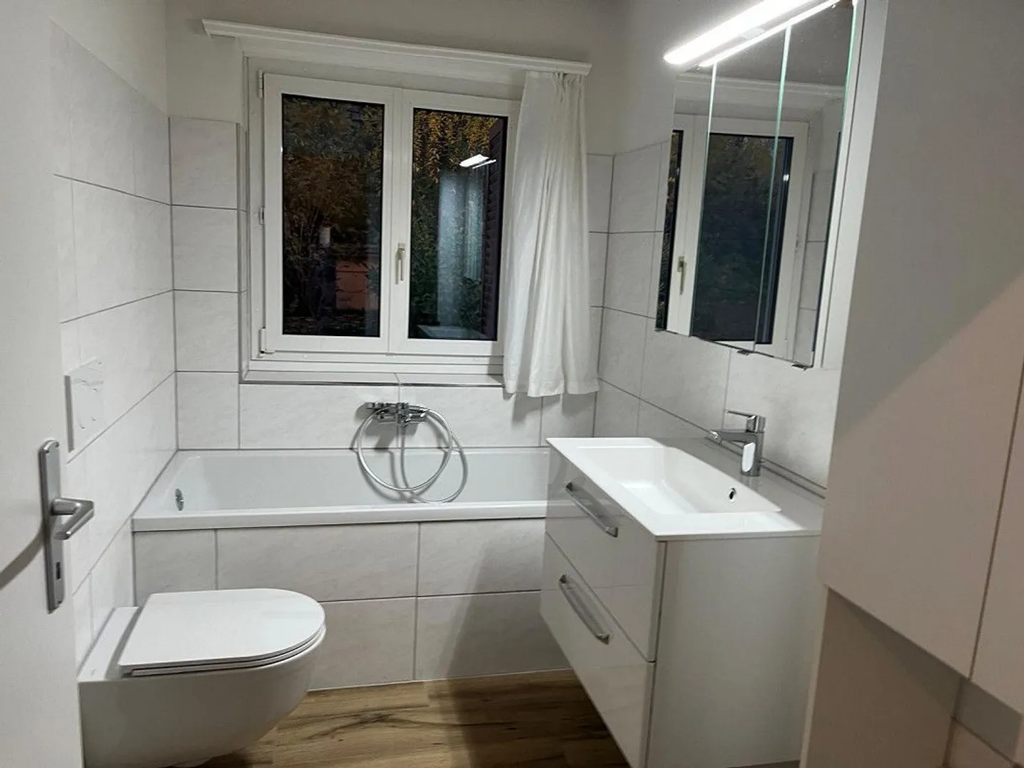 Modern 3.5-room attic apartment with beautiful views in charming Bäch SZ - Photo 5 of 9