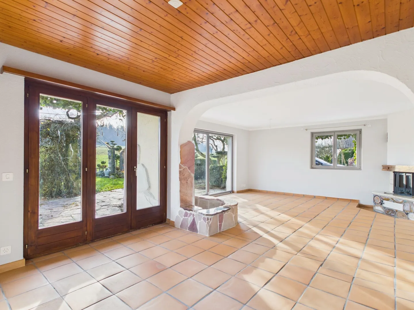 Ampia casa plurifamiliare di 4,5 stanze con una magnifica vista sul verde a Münchenwiler - Foto 2 di 12