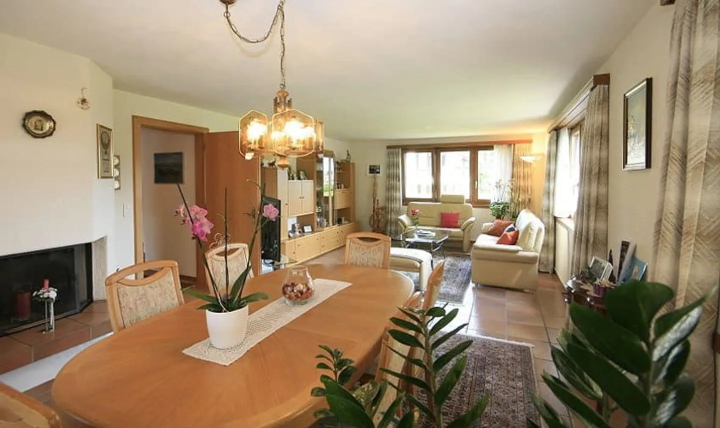 Grosszügiges 6-Zimmer Einfamilienhaus mit Balkon in Altendorf - Foto 2 von 9