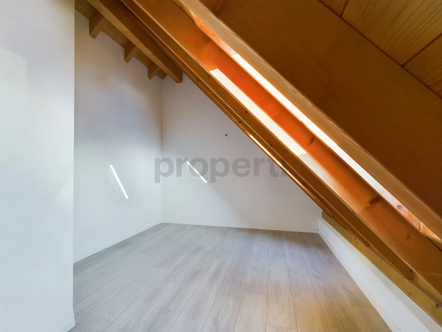 Bright 3.5-room attic apartment with balcony in Buchs ZH - Photo 7 of 10