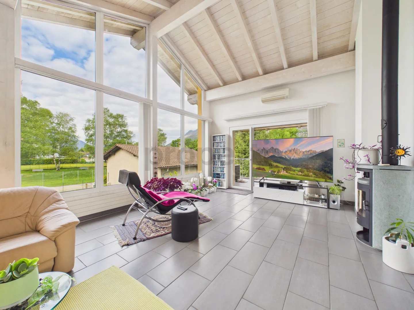 Geräumiges Einfamilienhaus mit 8,5 Zimmern und großem Garten, Giubiasco - Foto 2 von 13