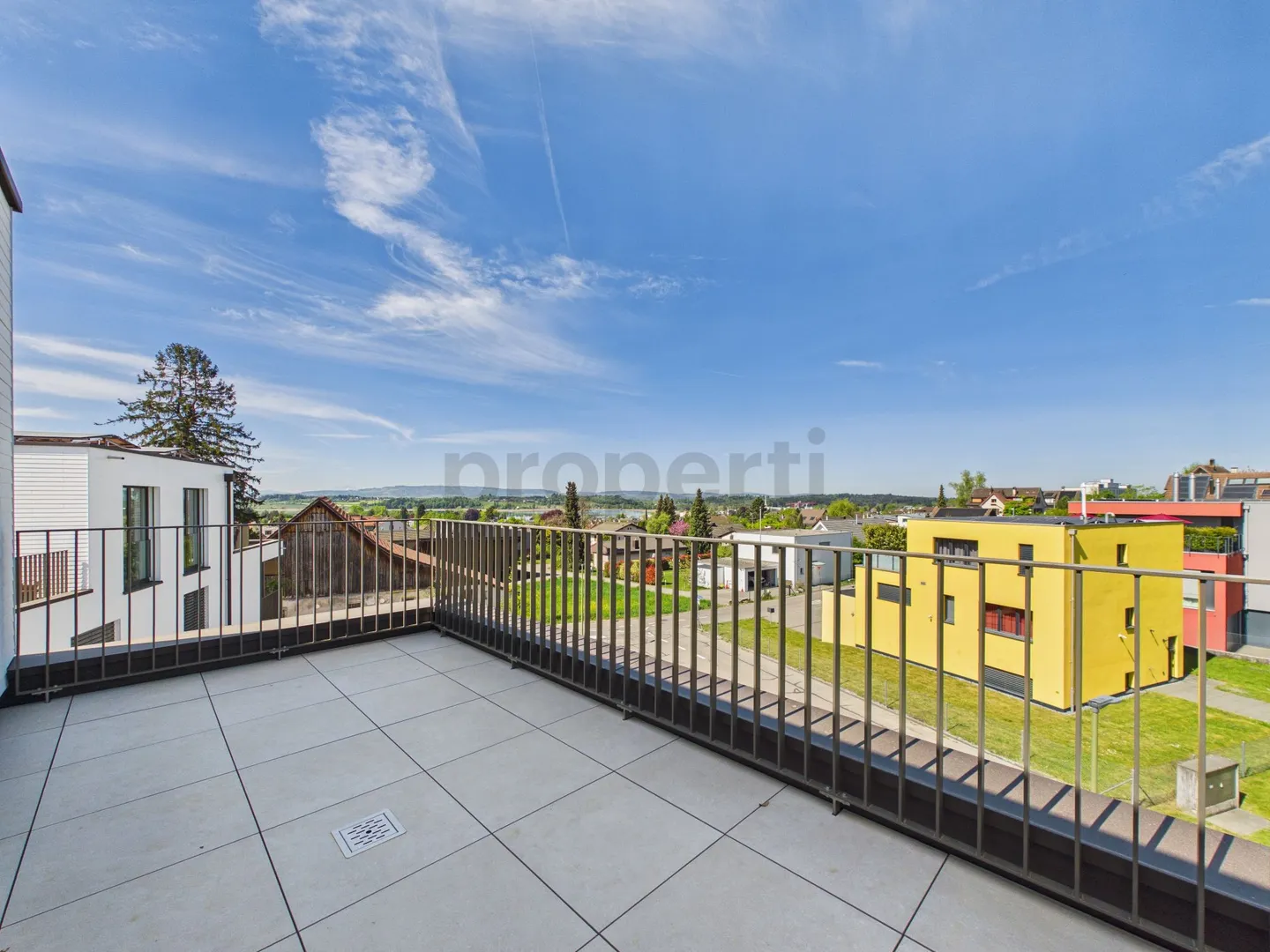 Modern 3.5-Room Furnished Apartment with 2 Balconies, with Lake and Mountain View in Pfäffikon ZH - Photo 11 of 12