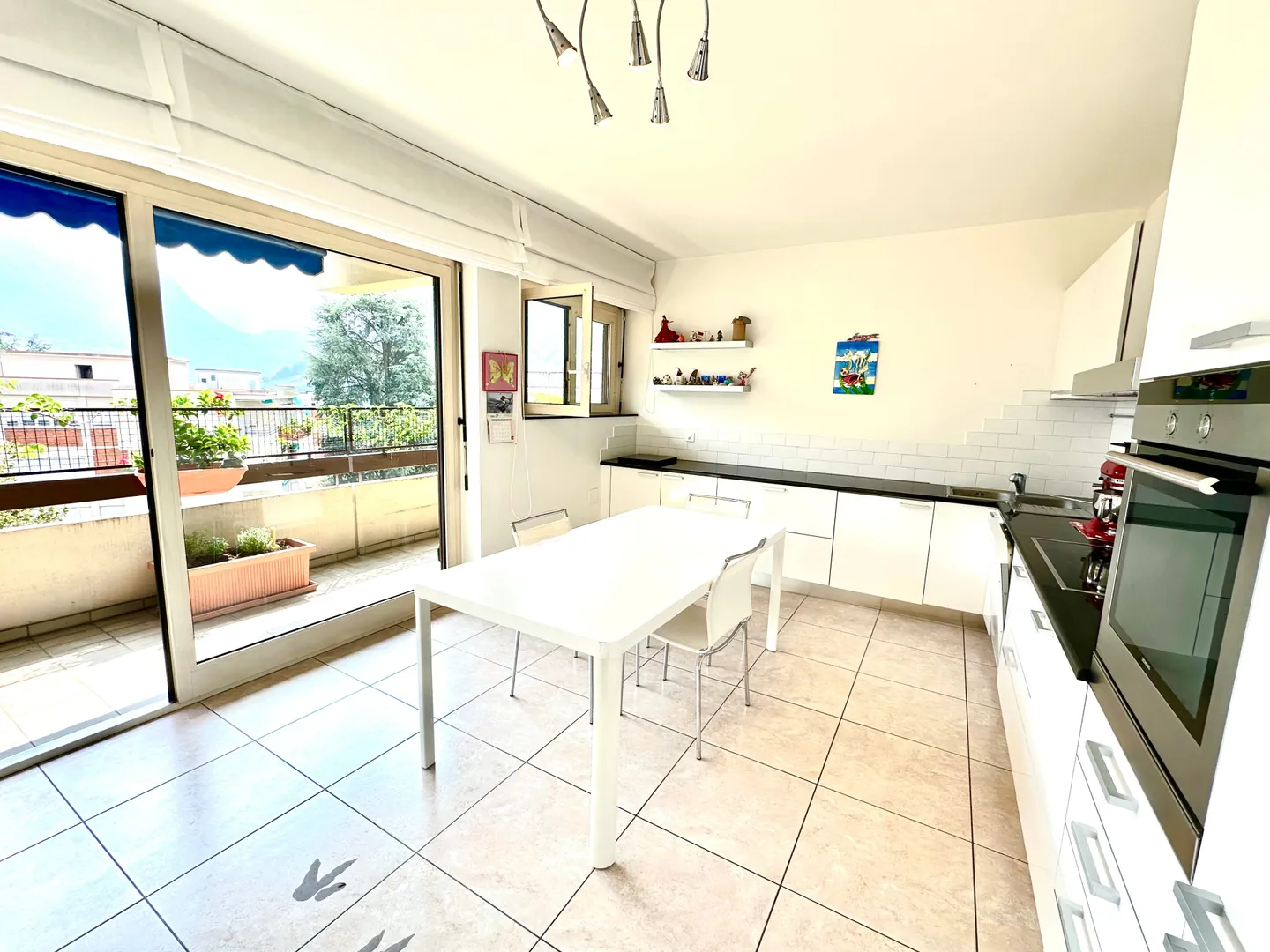 Propriété moderne et accueillante avec terrasse et accessibilité à Lugano - Photo 2 sur 8