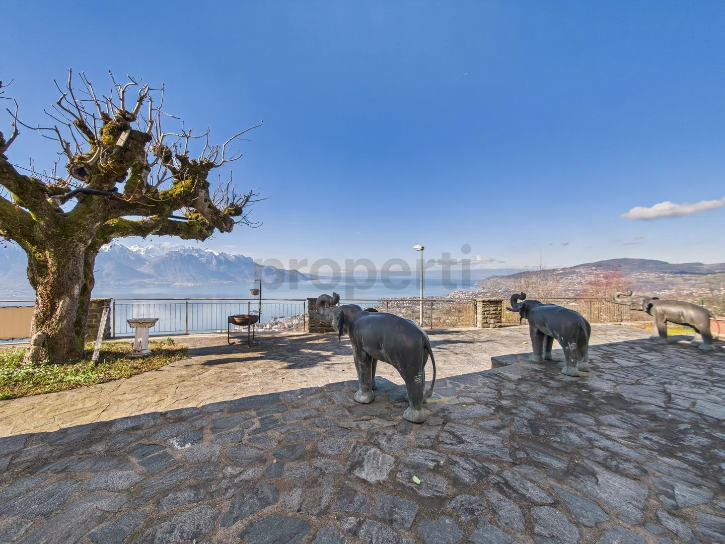 Prestigieuse maison avec vue lac exceptionnelle - Photo 1 sur 11