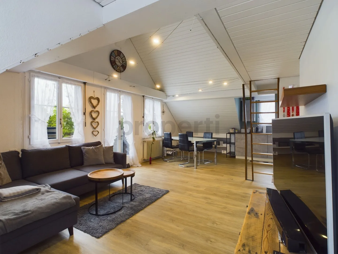 Heimelig 2.5-Zimmer-Wohnung mit Galerie und Aussicht in Uttigen - Foto 1 von 6