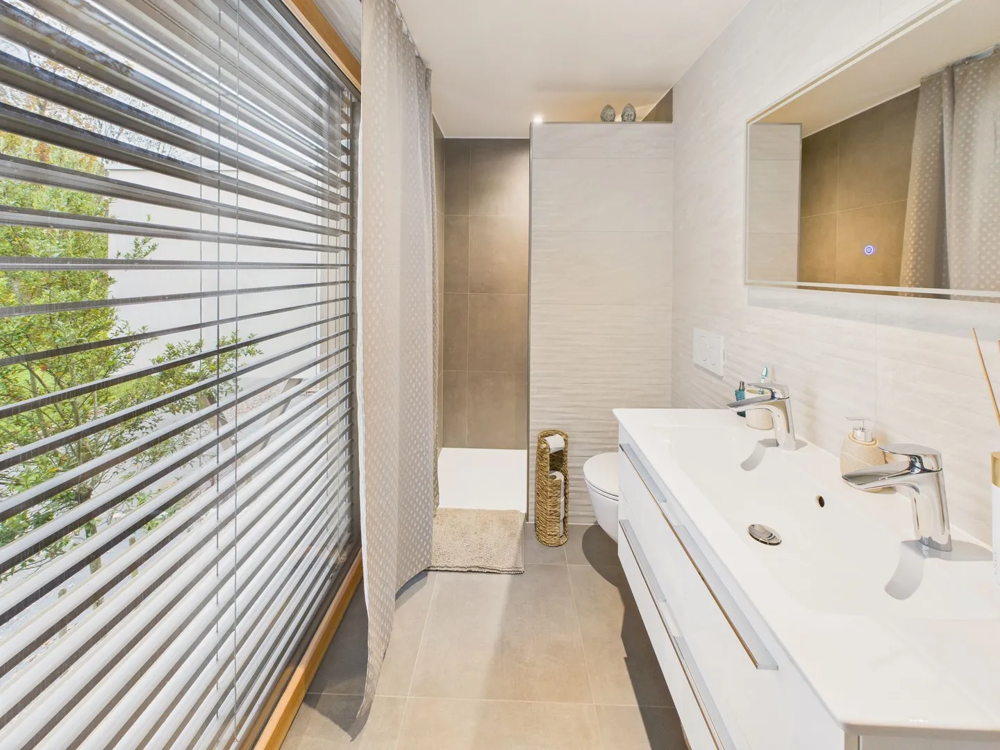 Villa contigua moderna e di alta gamma a Portalban, FR - Ideale per famiglie - Foto 12 di 13