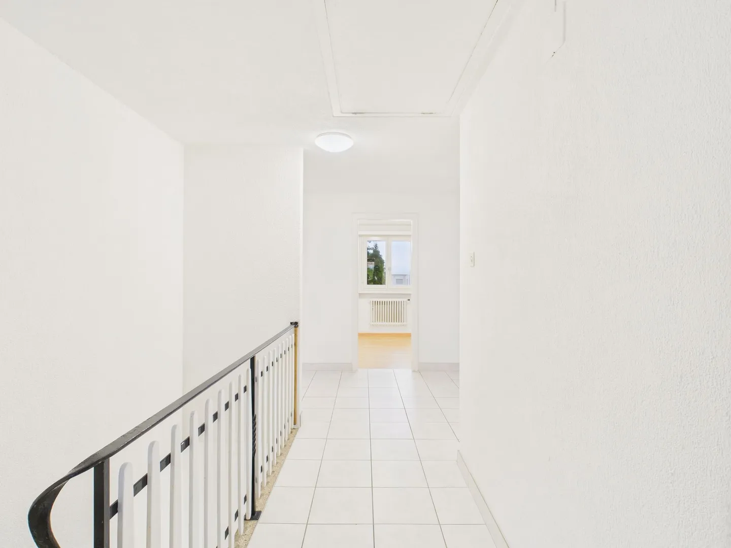 Casa unifamiliare di 6,5 stanze adatta alle famiglie a Egolzwil con appartamento studio e oasi giardino con palme - Foto 6 di 13