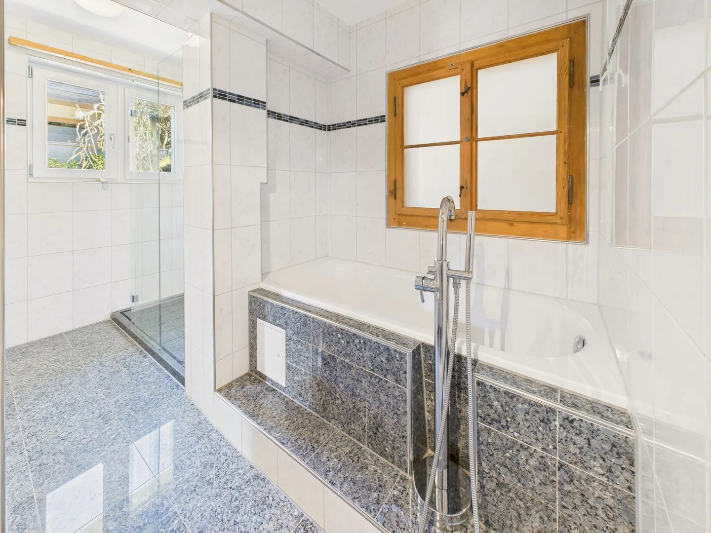 Charmante 5.5-Zimmer-Wohnung mit Balkon in Tamins - Foto 8 von 11