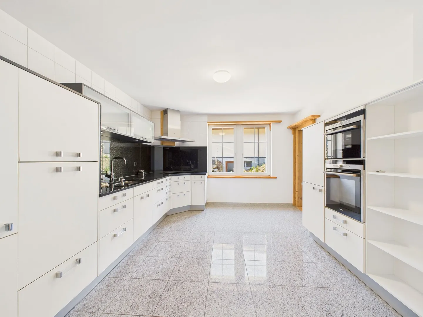 Charmante 5.5-Zimmer-Wohnung mit Balkon in Tamins - Foto 2 von 11