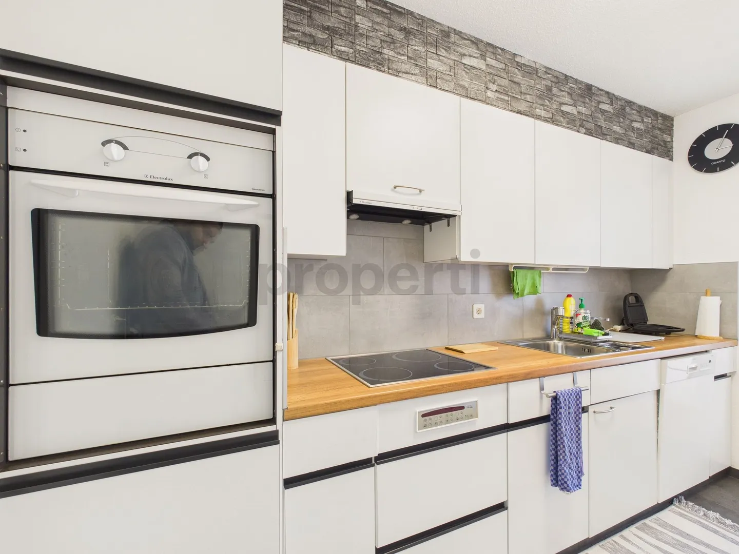 5.5-room apartment with spacious terrace and lake view - Photo 5 of 13