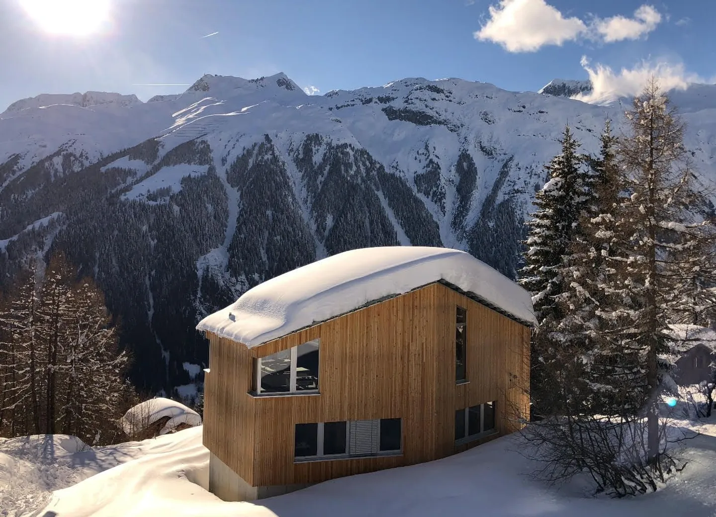 Casa unifamiliare architettonicamente eccezionale in una posizione panoramica di prima classe nelle Alpi svizzere - una seconda casa con comfort abitativo e vista ampia - Foto 1 di 13