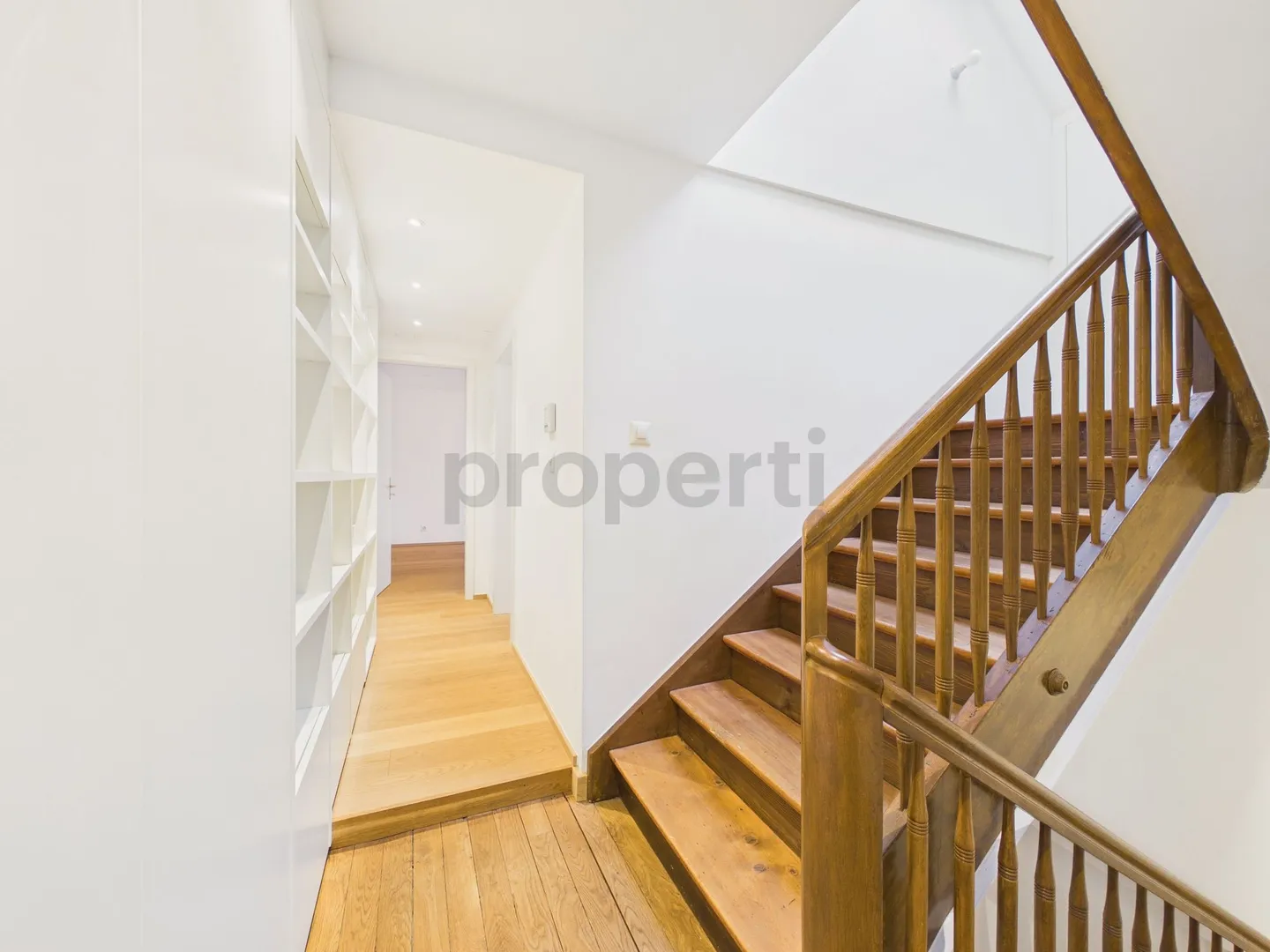 Charming 6.5-room penthouse apartment with balcony, Basel - Photo 5 of 13