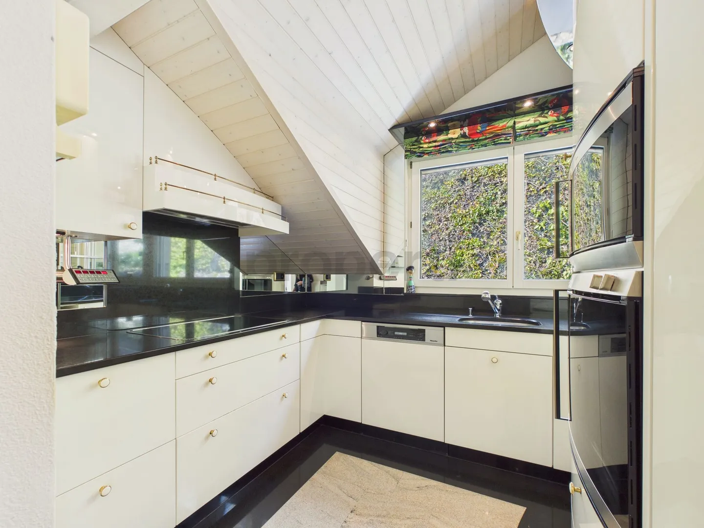 Elegant 6.5-Room Apartment - Photo 6 of 13