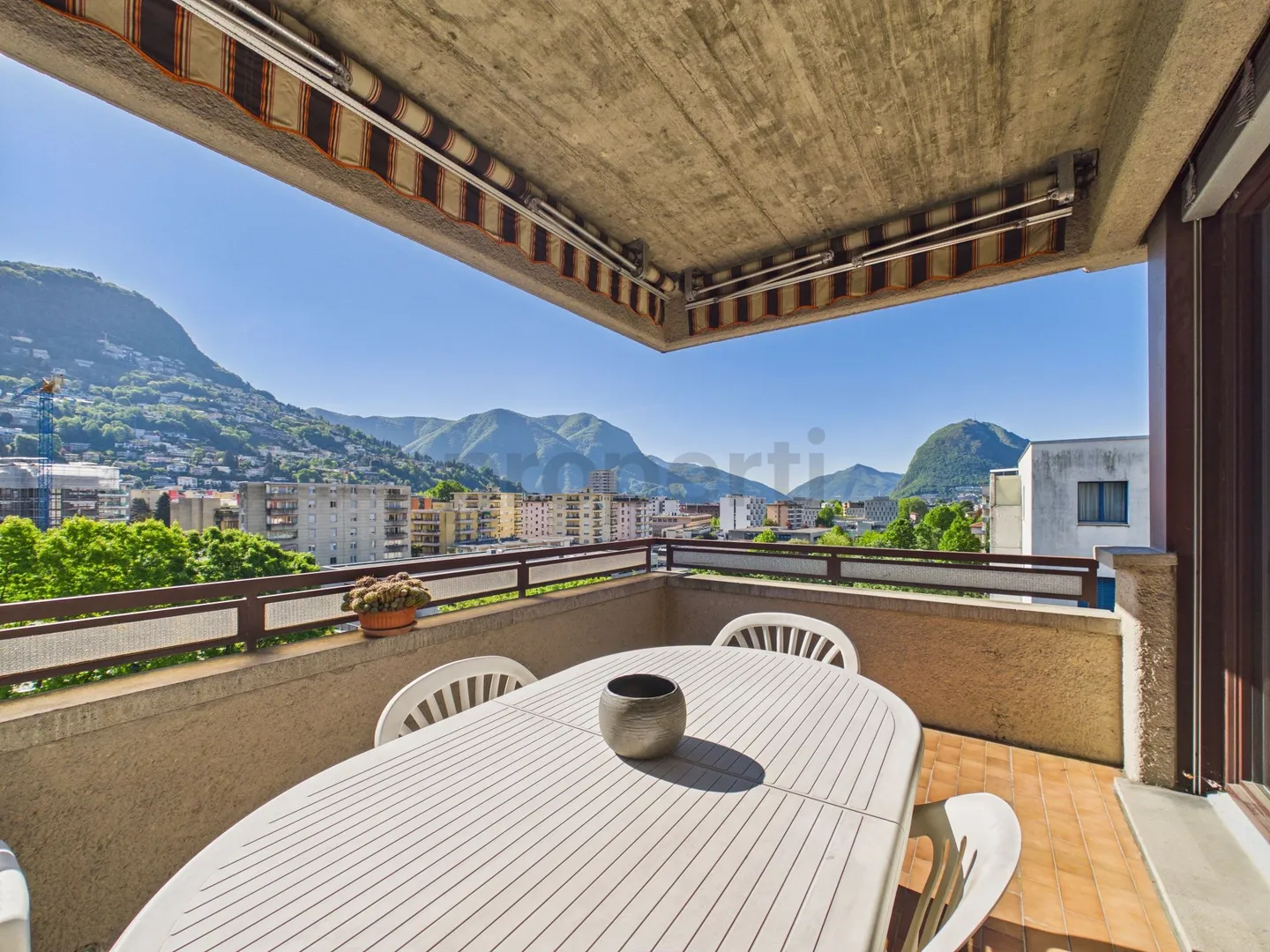Bright 5.5 Apartment in City Center - Lugano - Photo 5 of 13