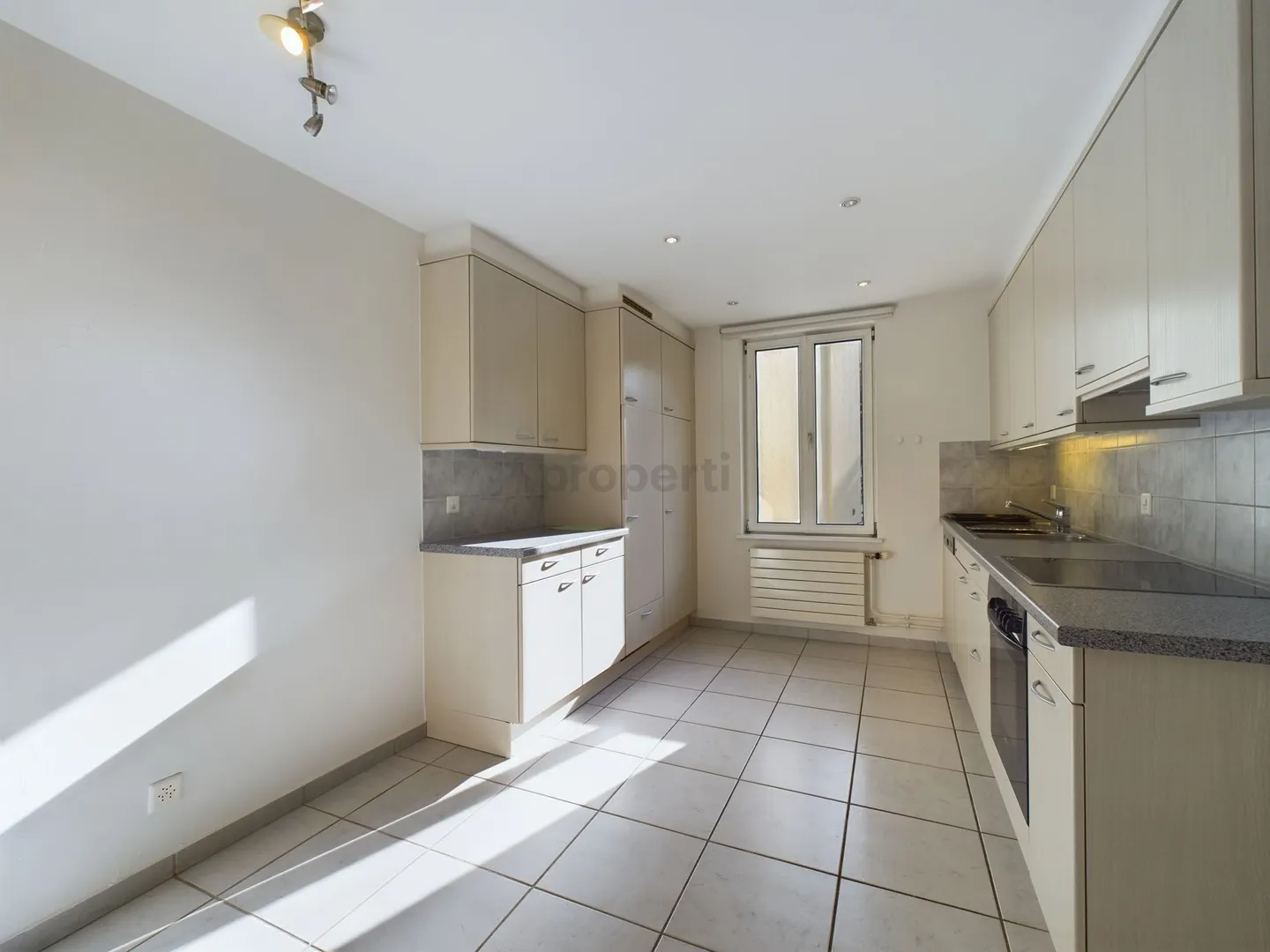 Charming 2.5-room apartment in a central location - Photo 4 of 6