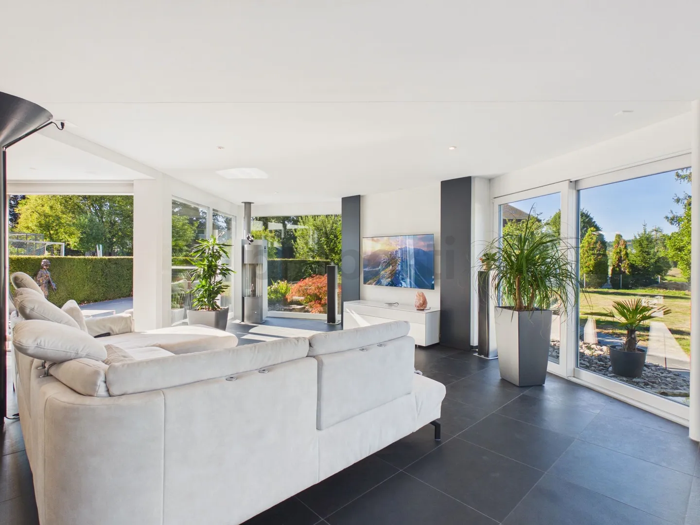 Maison familiale avec beaucoup d'espace, jardin et nombreux extras - Photo 2 sur 13