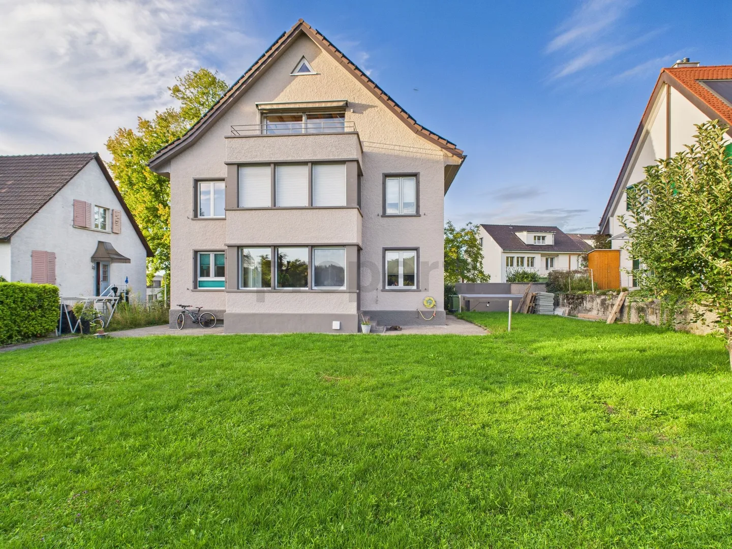 Charmante, exklusive Dachgeschoss-Wohnung mit Galerie &amp; luxuriösem Ausbaustand in Riehen - Foto 1 von 13