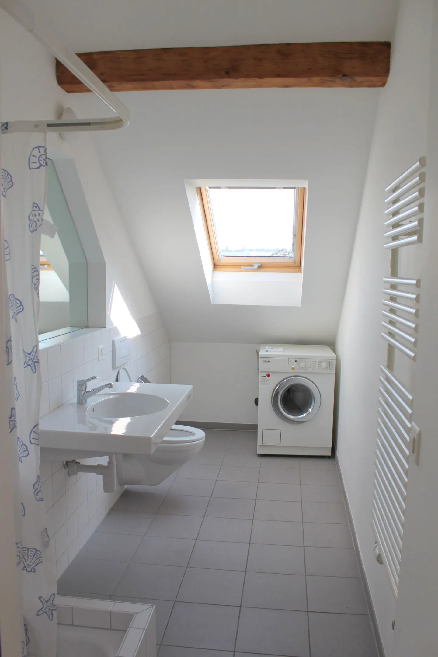 Appartement en penthouse 2,5 pièces ensoleillé et rénové avec vue à Bâle - Photo 7 sur 12