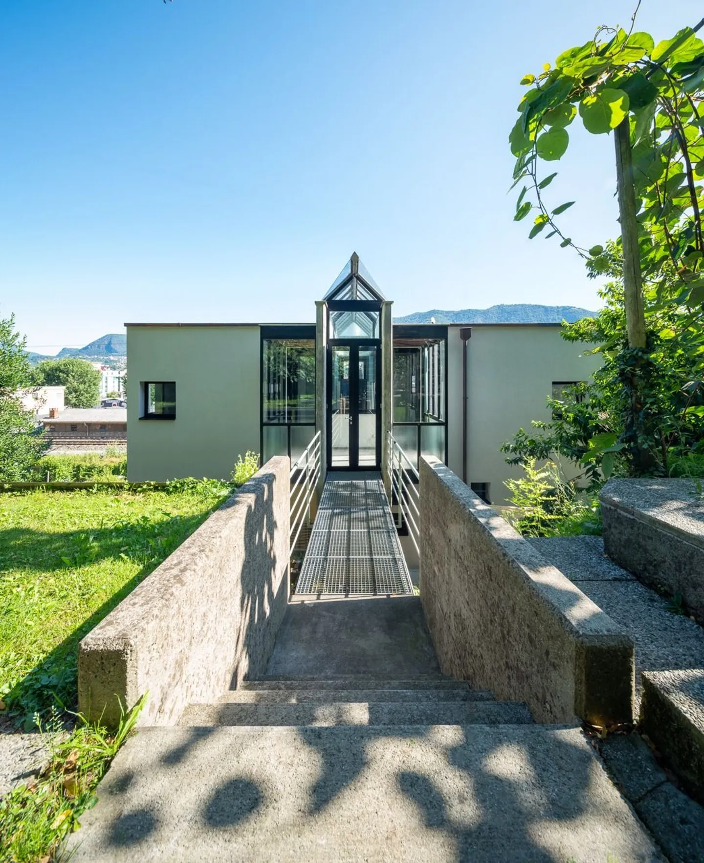 Villa bifamiliare élégante à Chiasso, Canton du Tessin - Photo 1 sur 13