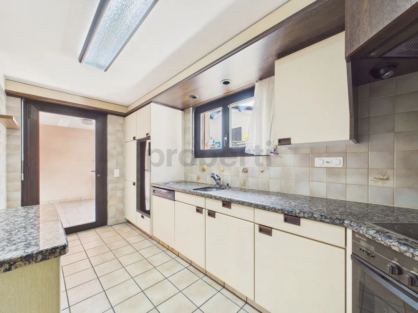 Maison indépendante élégante 4.5 pièces avec grande terrasse et espace extérieur à Agarone - Photo 4 sur 13