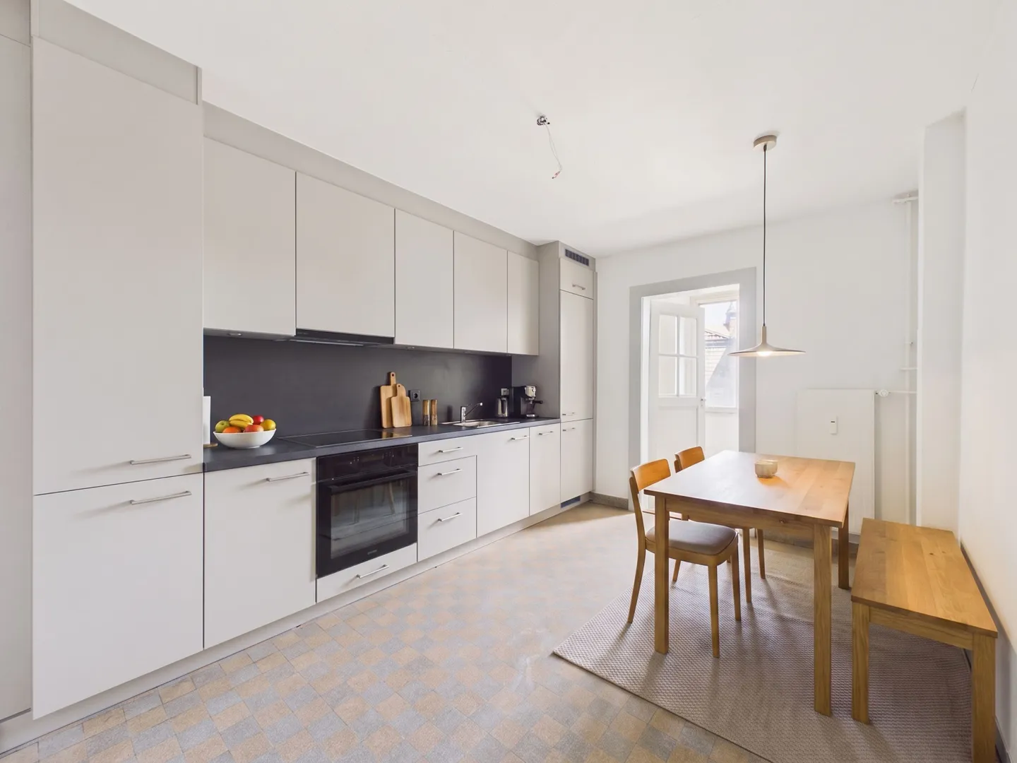 Charme d'un ancien bâtiment fraîchement rénové, environnement de vie lumineux et emplacement résidentiel calme - Photo 2 sur 7