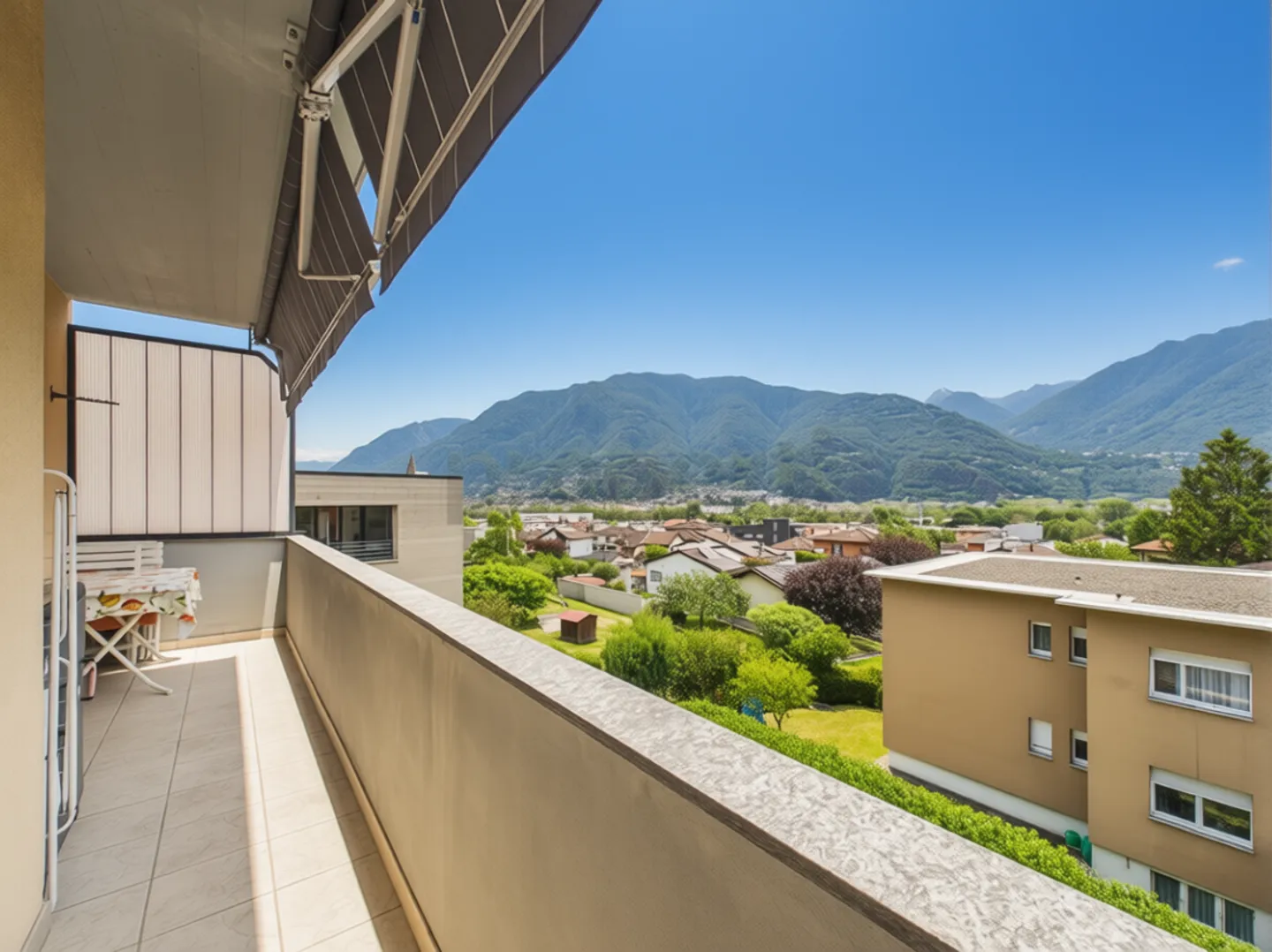 Vista panoramica sui castelli di Bellinzona, cucina rinnovata ed eccellente tranquillità - Photo 12 of 13