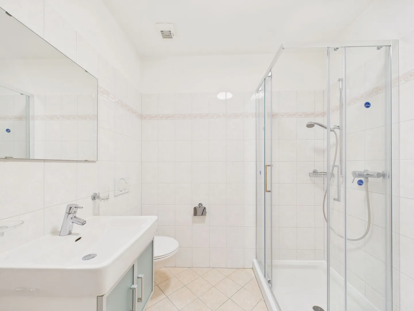 Elegante 4,5-Zimmer-Wohnung mit Panoramablick und doppelter Terrasse in Agno - Foto 7 von 11