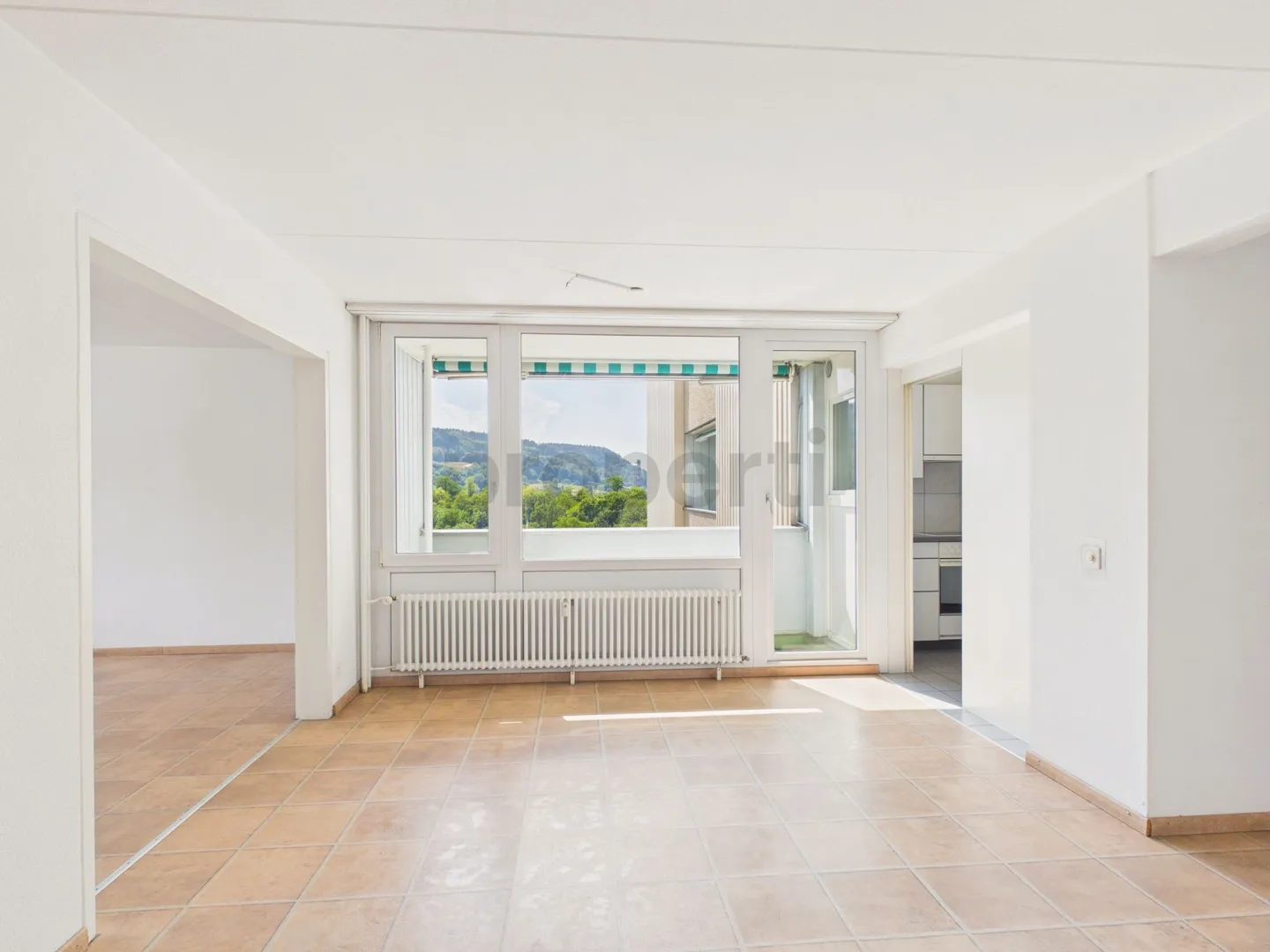 Appartamento luminoso di 4,5 stanze con bella vista, diritti di costruzione a prezzi accessibili fino al 2072 - Foto 1 di 13