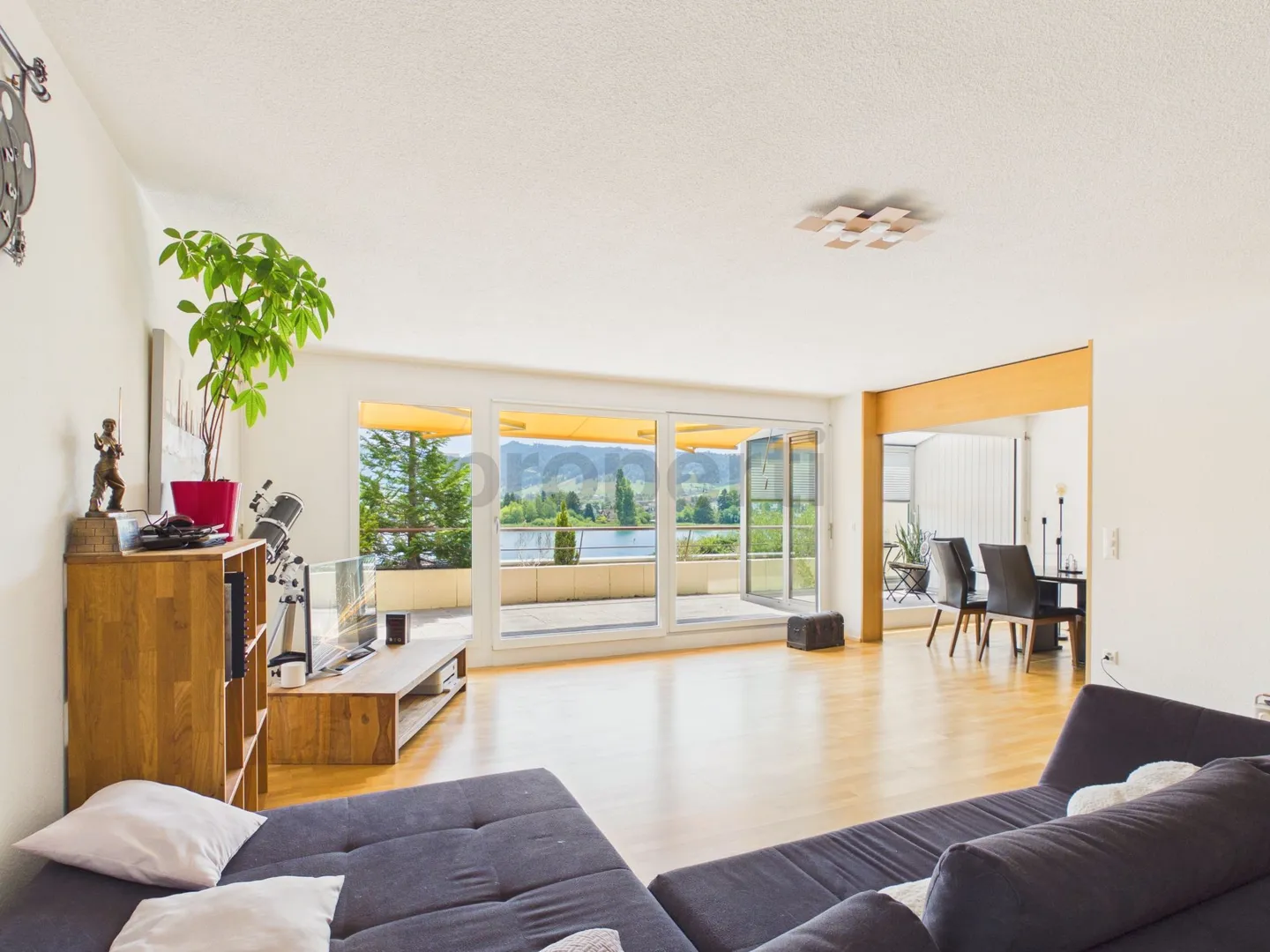 Grosszügige und gemütliche Wohnung mit tollem Seeblick in Unterägeri - Photo 2 of 13